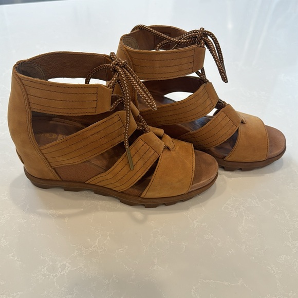 Never worn size 8.5 Sorel wedge sandal. - Picture 2 of 4
